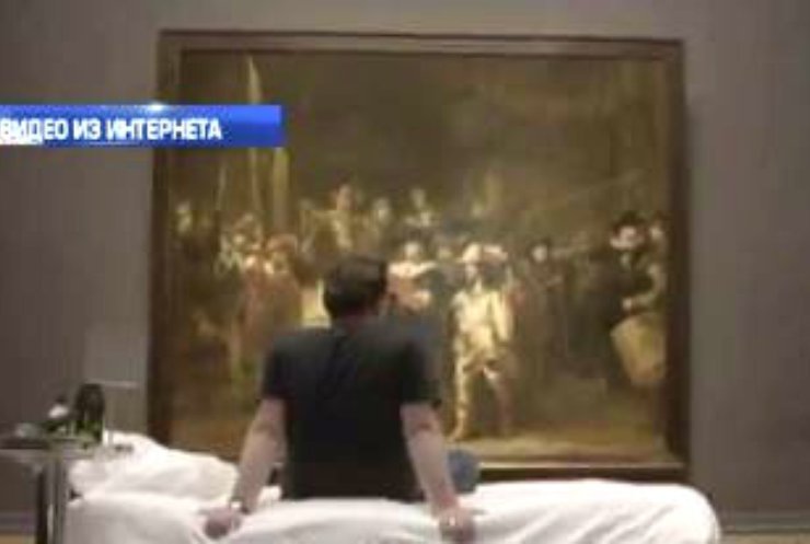 В музее Амстердама посетителю разрешили переночевать возле полотна Рембрандта