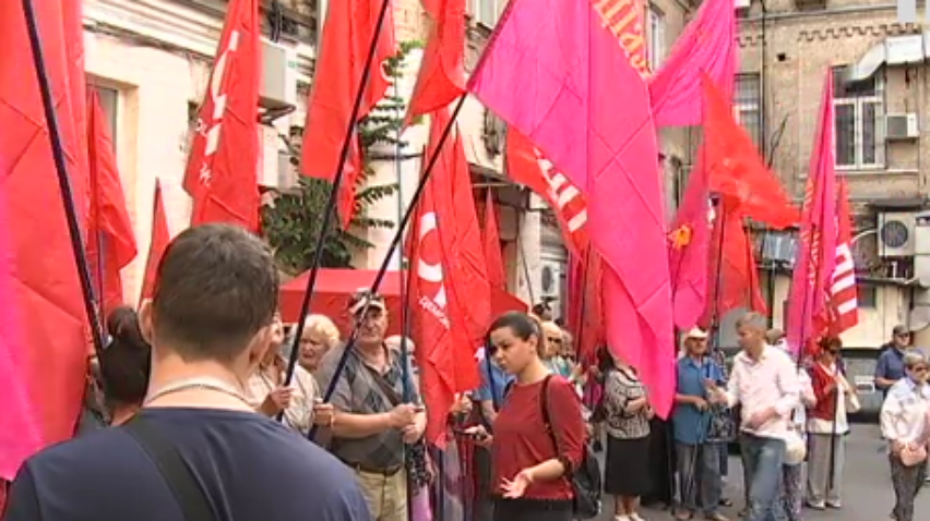 Суд над Ляшко: радикалы топтали флаги социалистов (видео)