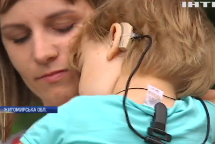 Маленька Даринка потребує негайної операції для відновлення слуху