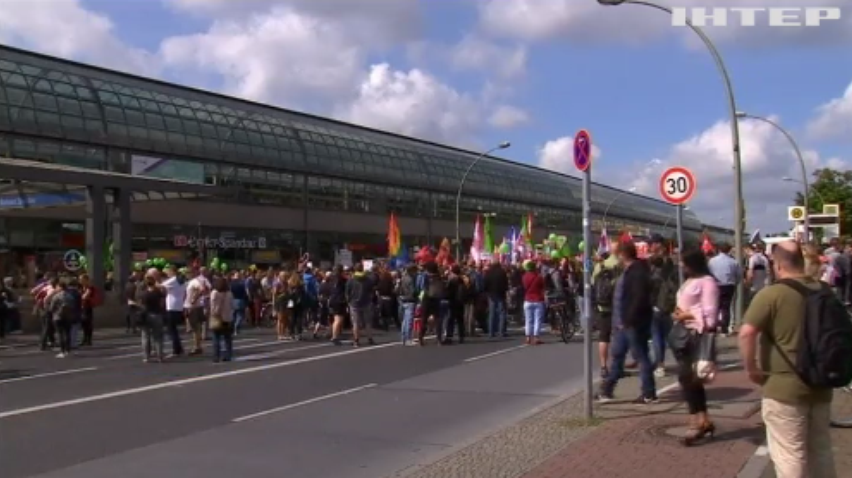 Сотни неонацистов собрались промаршировать Берлином