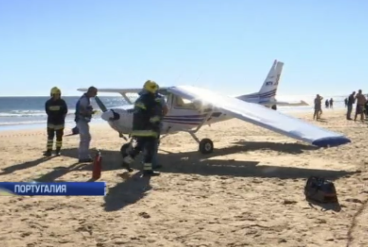 В Португалии самолет сел на пляж и задавил двоих человек