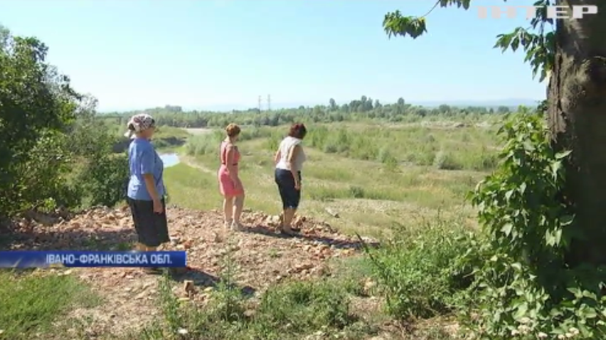 На Прикарпатті будинки селян сповзають у прірву