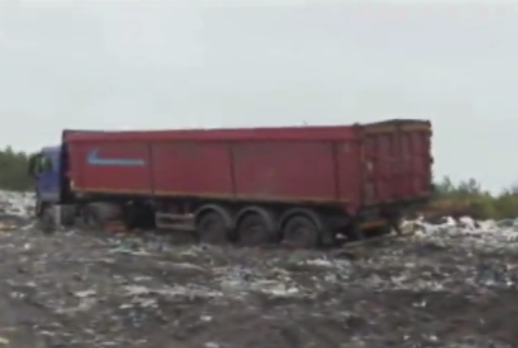 Львівське сміття: на Житомирському сміттєзвалищі застрягла нелегальна вантажівка (відео)