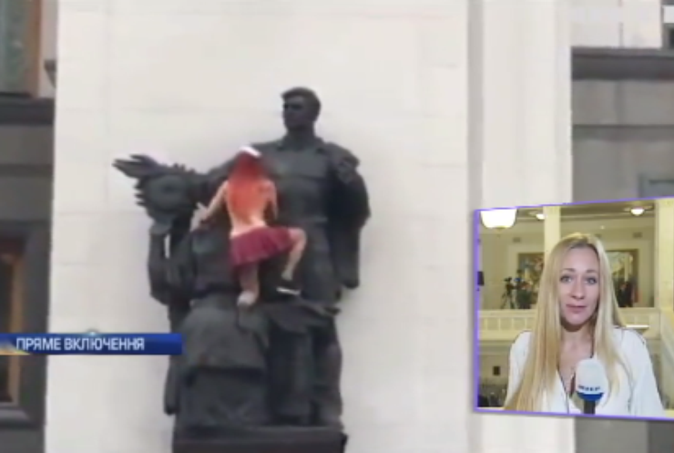 Femen влаштували під Радою акцію "1 вересня у школі корупції"