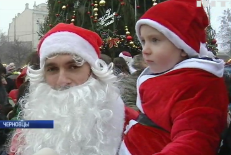 В Черновцах Деды Морозы собирали деньги для больных детей (видео)