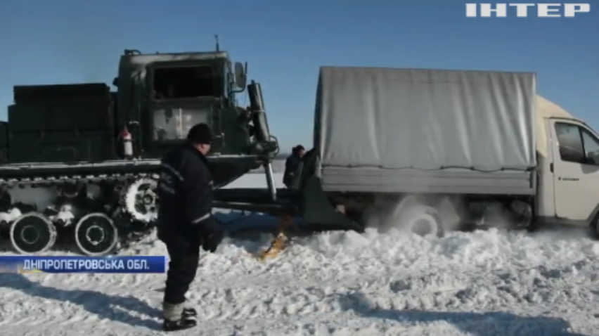Погода в Україні: фермери рятували водіїв із снігових заметів