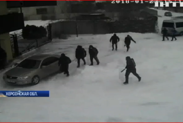 Уборщики снега в балаклавах пытались "взять под охрану" предприятие в Новой Каховке