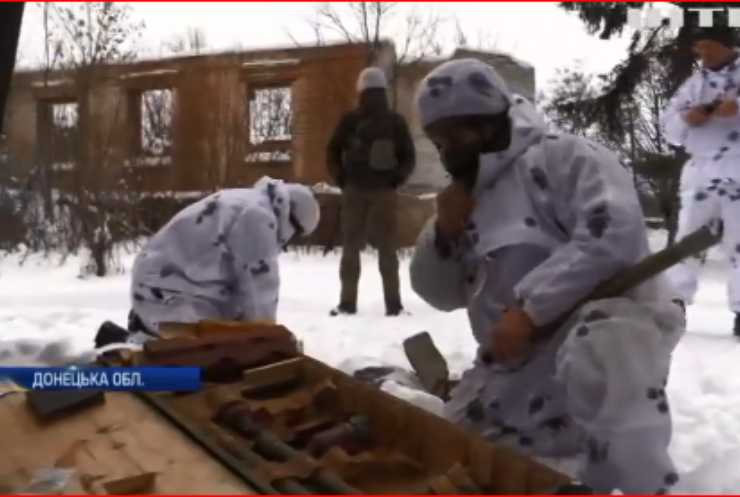Українські сапери облаштовують укриття на передовій