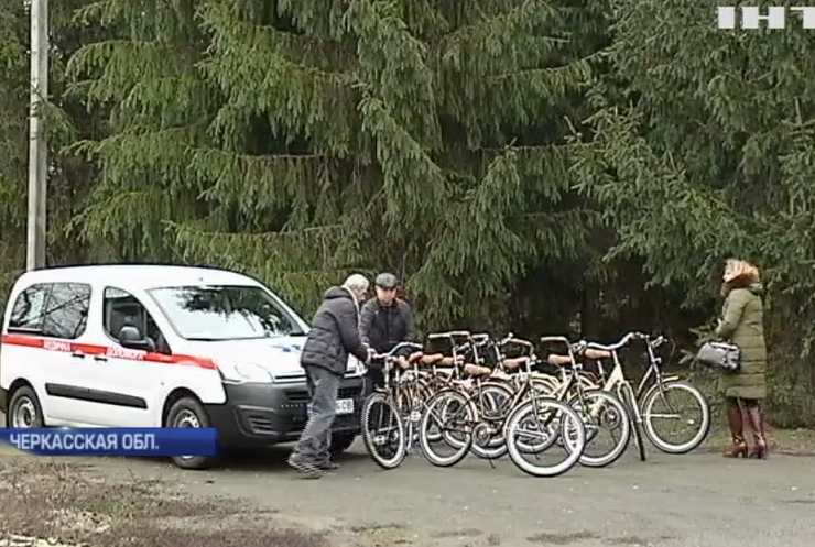 Депутат передал медикам Телепино санитарную машину и велосипеды