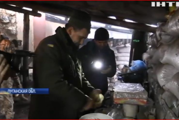 Война на Донбассе: волонтеры доставили на передовую Рождественский ужин