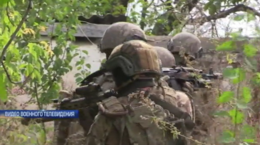 Военные заняли заброшенную деревню в "серой зоне" (видео)