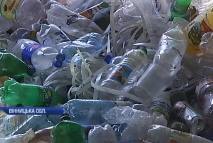 На Вінничині навчилися заробляти на пластмасових пляшках