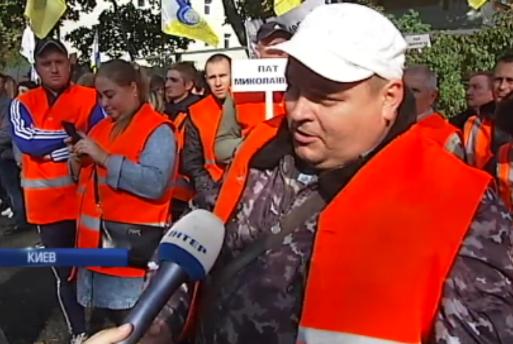 Работники облгазов устроили акцию протеста у здания НКРЭКУ