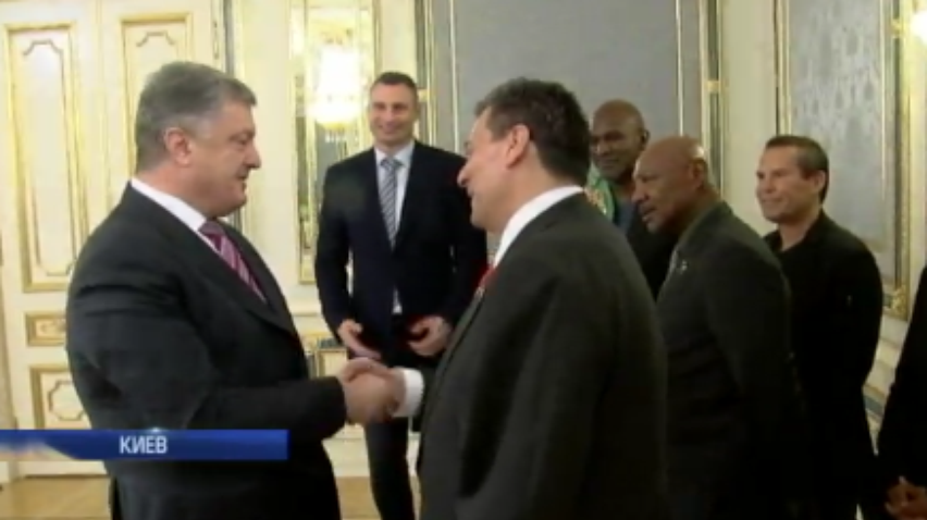 Петр Порошенко встретился с легендарными чемпионами бокса