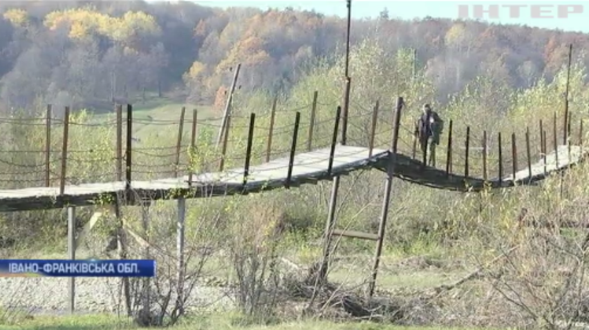 Село на Прикарпатті відрізало від світу аварійним мостом