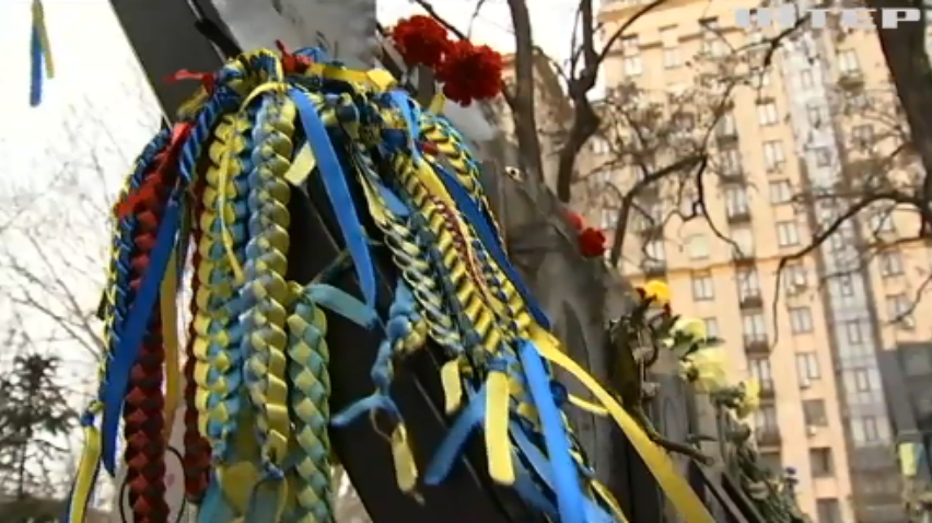 Квіти до меморіалу Небесної Сотні: Україна відзначає День Гідності та Свободи