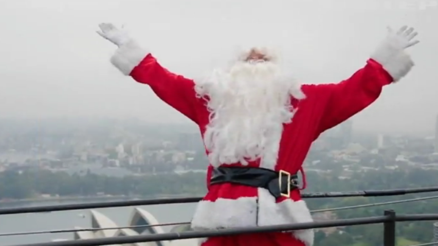 Санта-Клаус привітав дітей з найбільшого мосту Сіднею