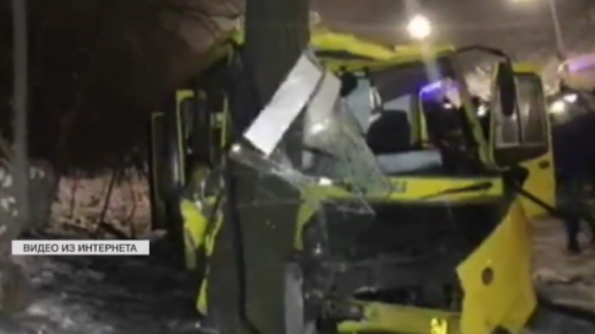 Авария в Киеве: две маршрутки вылетели на тротуар