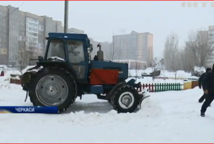 На Черкащині комунальники не встигають прибирати сніг