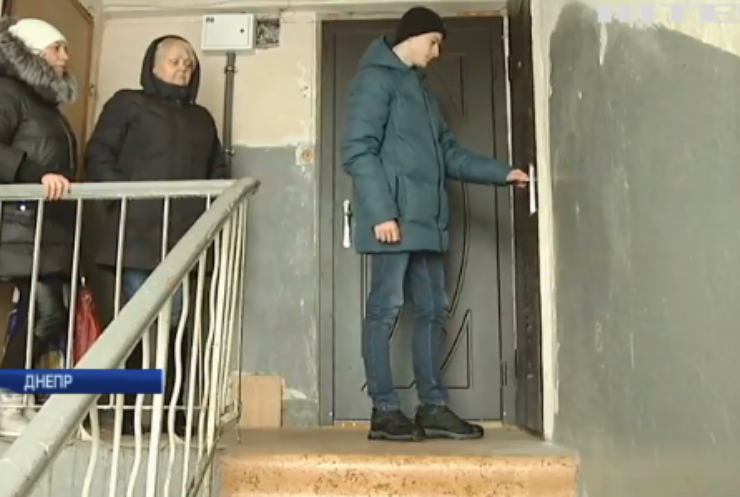 Сироту из Днепра выгнали на улицу и лишают квартиры (видео)