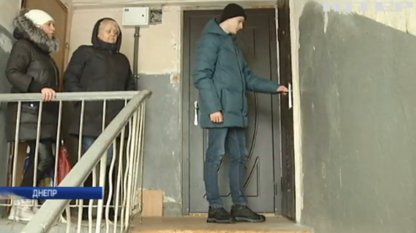 Сироту из Днепра выгнали на улицу и лишают квартиры (видео)