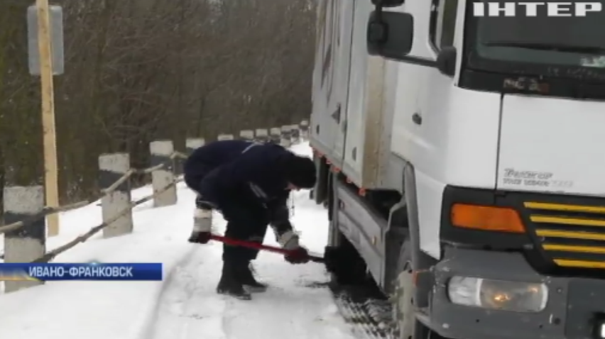 На Прикарпатье десятки автомобилей спасли из снежной ловушки (видео)