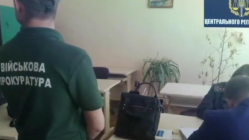 Чиновник колонії на Житомирщині вимагав хабар від родичів ув'язненого