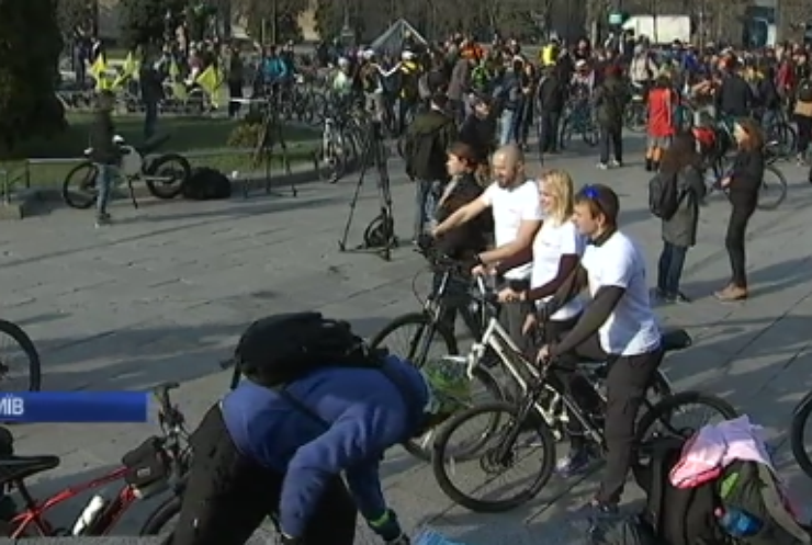 У Києві флешмобом закликали пересідати з авто на велосипеди