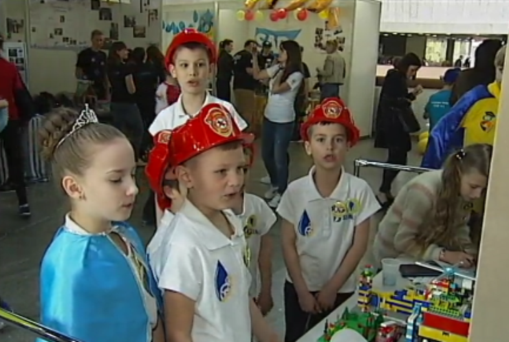 У Києві юні винахідники представили роботів для очистки води (відео)