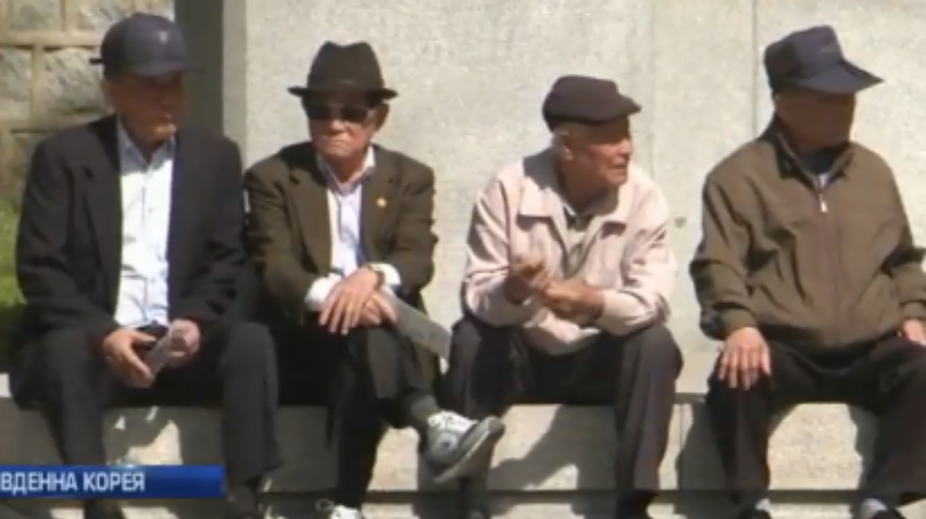Корейські пенсіонери відпочивають на дискотеках для літніх (відео)