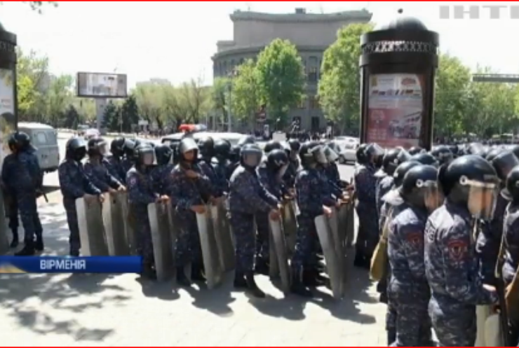 Протести у Вірменії: поліція готується застосувати зброю