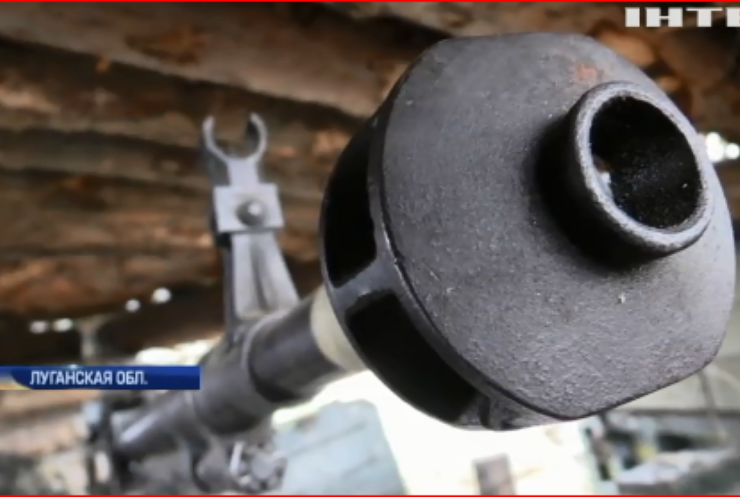 Война на Донбассе: боевики за спинами мирных жителей разгружают боеприпасы