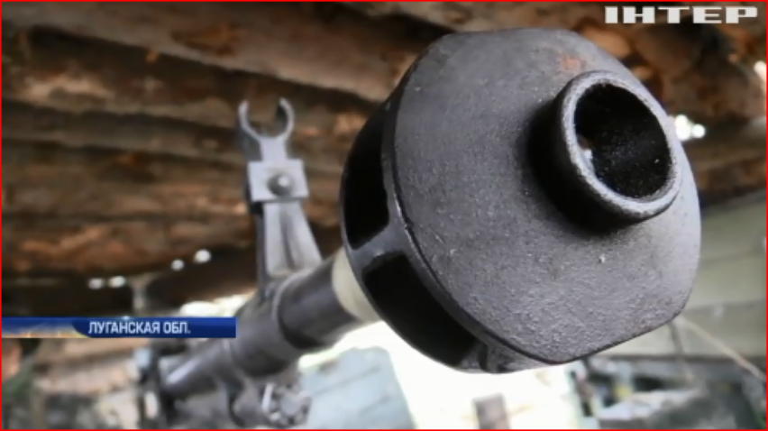 Война на Донбассе: боевики за спинами мирных жителей разгружают боеприпасы