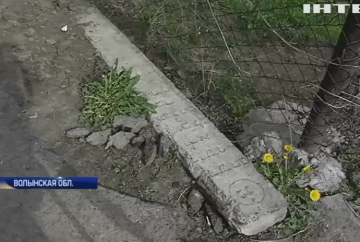 Улица надгробий: в Волынской области местные жители раскрыли тайну городских бордюров