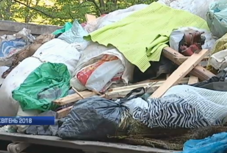 У Кропивницького квартиру пенсіонерки "звільнили" від тонн сміття (відео)