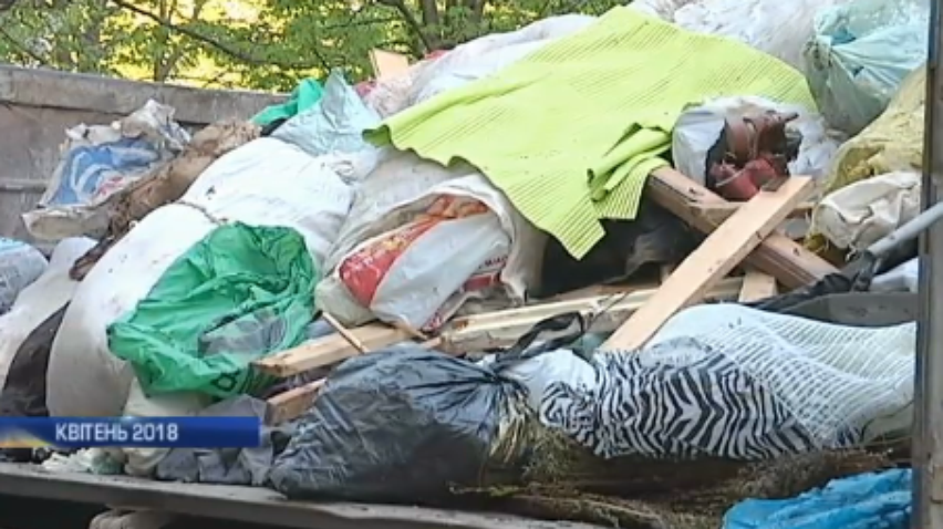 У Кропивницького квартиру пенсіонерки "звільнили" від тонн сміття (відео)