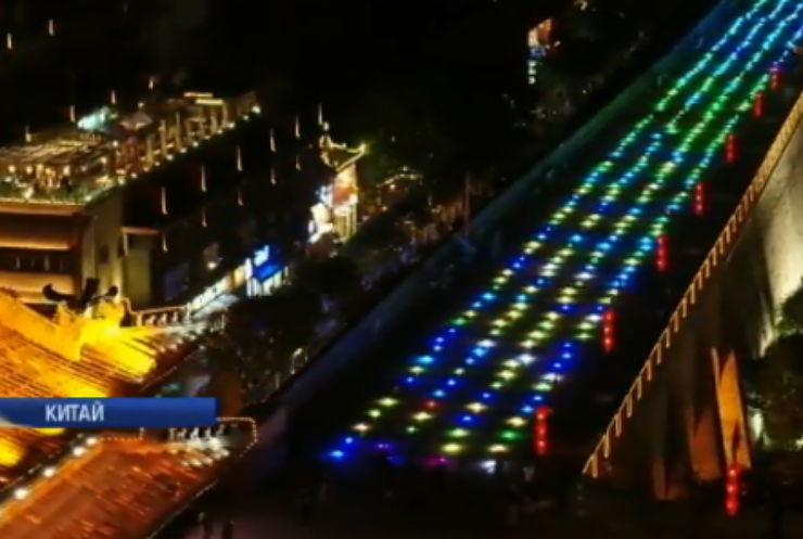 У Китаї влаштували світлове шоу за допомогою сотень дронів (відео)