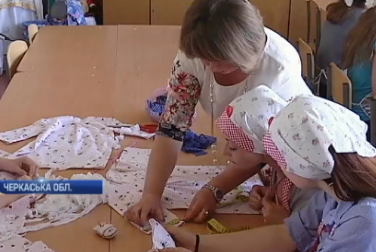 На Черкащині школярі шиють одяг для вихованців сиротинцю