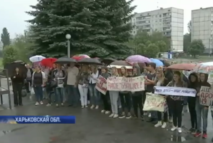 Экономия на детях: в Харьковской области чиновники грозят закрыть две школы
