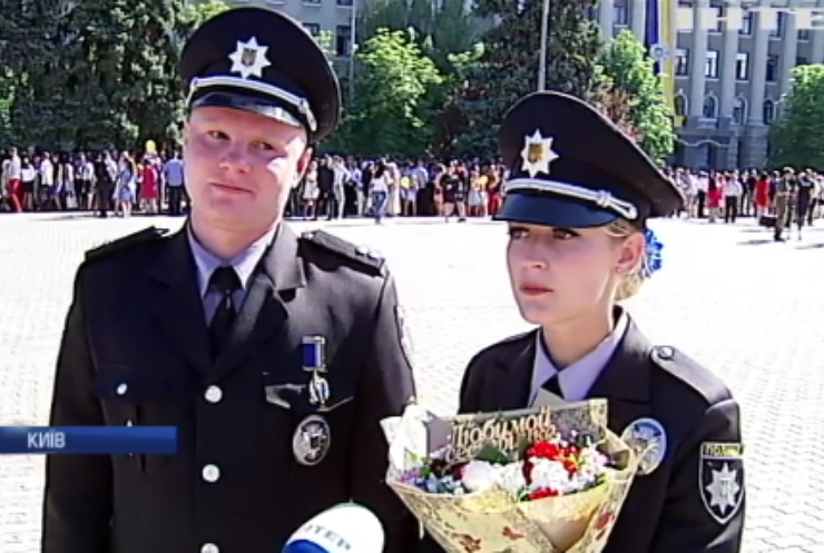 Поліцейська академія: 700 молодих офіцерів святкують випускний (відео)