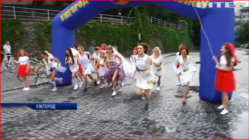Забіг у весільних сукнях: в Ужгороді розпочався парад наречених