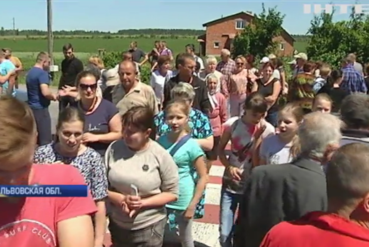На Прикарпатье арест сельского головы вызвал акции протеста (видео)