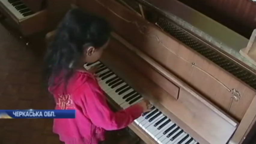 Діти рятують музичну школу від закриття (відео)