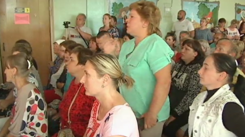 Под Днепром дети и родители протестуют против закрытия двух школ