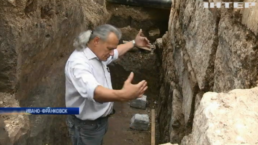 Коммунальщики Ивано-Франковска откопали древнюю крепость