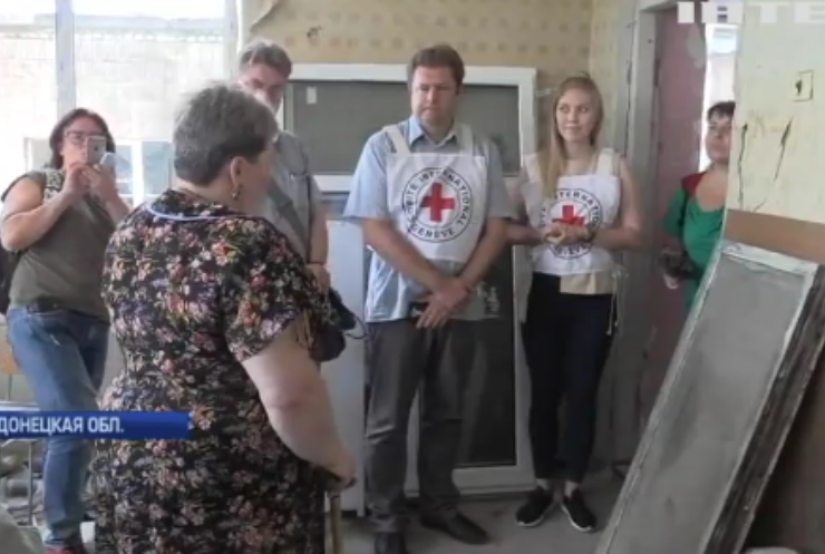 "Красный крест" помогает восстанавливать Марьинку из руин
