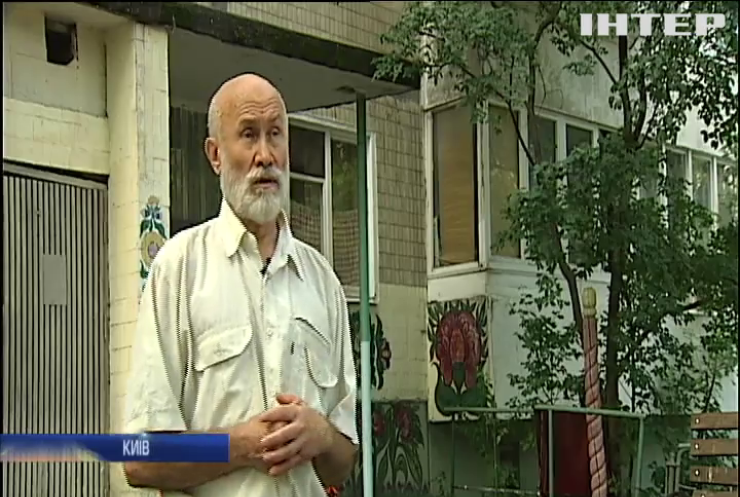 Пенсіонер прикрашає будинки Києва розписами (відео)