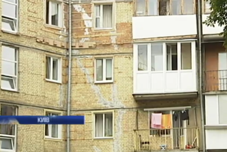 У центрі Києва руйнується житловий будинок (відео)