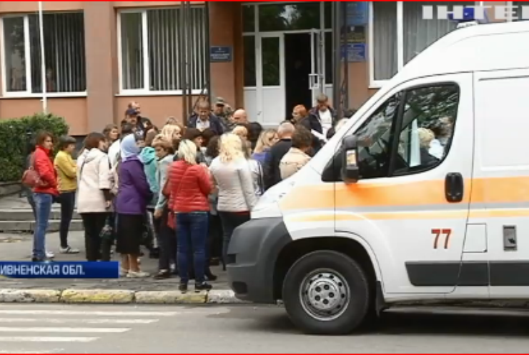Крики, драки, слезоточивый газ - в Ривненской области решали судьбу гимназии