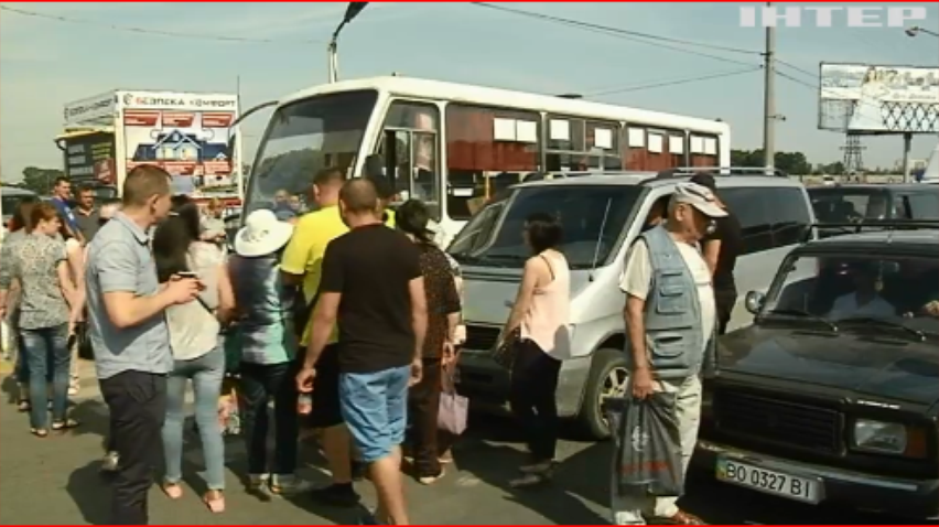 У Чернівцях пасажири громадського транспорту перекрили дорогу